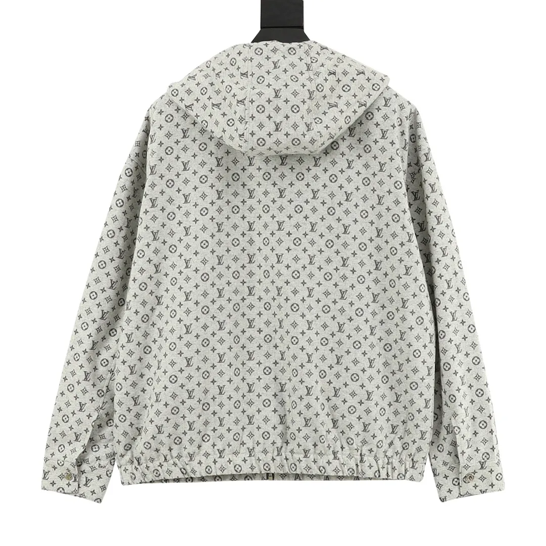 🅿️570 Louis Vuitton/Louis Vuitton presbyopia all-over printed zipper jacket. Purchase the original version and have it printed immediately. The fabric is made of custom densely spun technical fabric that is light and thin, and the upper body is silky and breathable. Infrared positioning cutting, workwear-style windbreaker design, the upper body is invincible and versatile. All details are customized and developed, and all hardware and accessories are restored to ZP. Size：XS-L